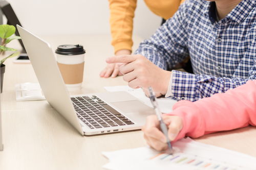 規(guī)避股份公司股權(quán)轉(zhuǎn)讓限制與商品房代購代銷的法律風(fēng)險(xiǎn)及合規(guī)路徑